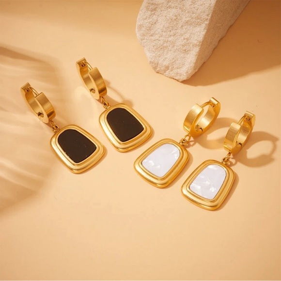 Rectangle Pendant Necklace and Earring Set in 18k Gold, Black Necklace Earrings - Picture 6 of 7